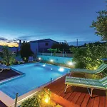 Two-bedroom In Okrug Gornji *