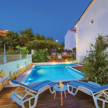 아파트 Two-bedroom In Okrug Gornji