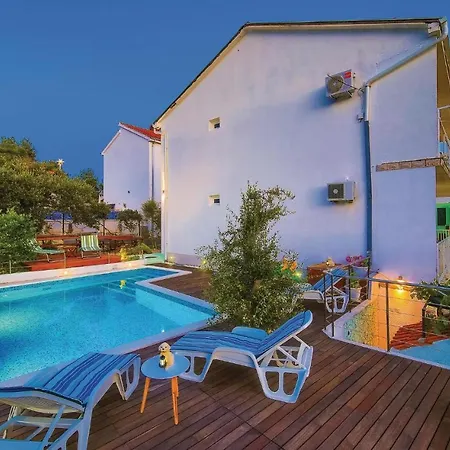 Two-bedroom In Okrug Gornji 트로기르