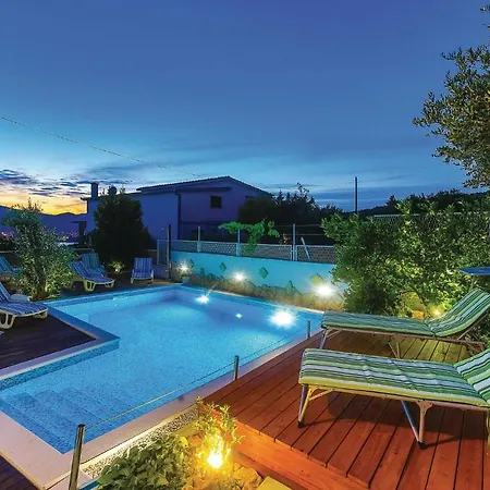 Gorgeous Apartment In Okrug Gornji *