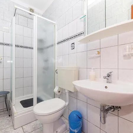 Gorgeous Apartment In Okrug Gornji