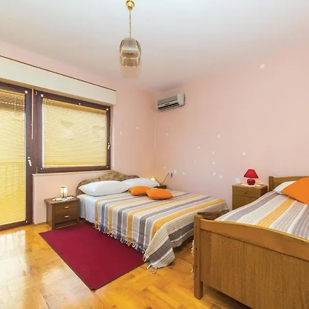 Two-bedroom In Okrug Gornji Apartman *