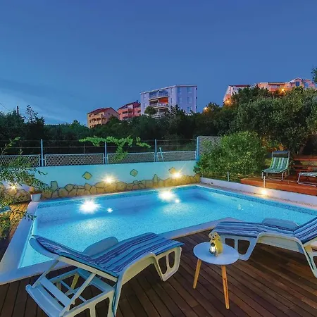 Gorgeous Apartment In Okrug Gornji *