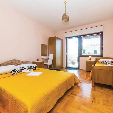 Gorgeous Apartment In Okrug Gornji