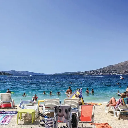 Two-bedroom In Okrug Gornji شقة