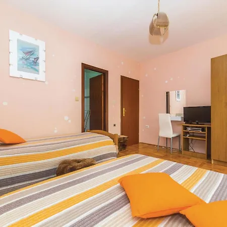 Apartman Two-bedroom In Okrug Gornji *