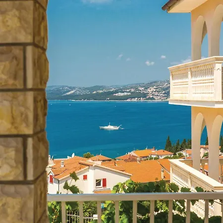 Gorgeous Apartment In Okrug Gornji