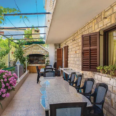 2 Bedroom Amazing In Okrug Gornji Trogir