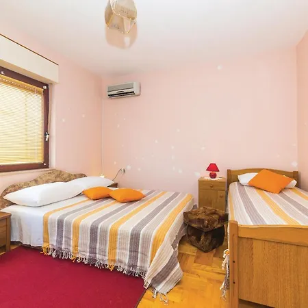 Gorgeous Apartment In Okrug Gornji