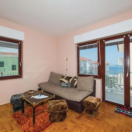 Two-bedroom In Okrug Gornji شقة