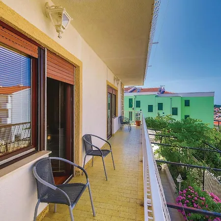 Two-bedroom In Okrug Gornji تروغير