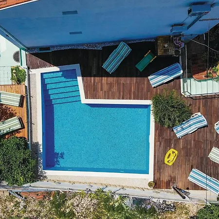 Two-bedroom In Okrug Gornji * تروغير