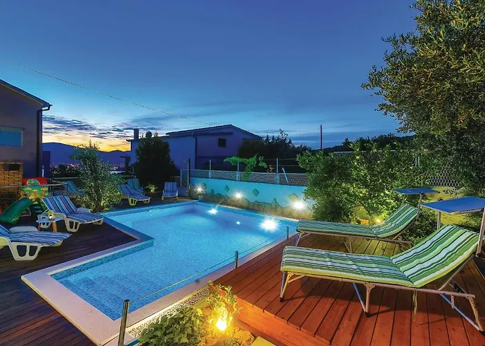 Two-bedroom In Okrug Gornji *