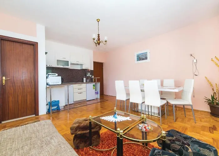 Two-bedroom In Okrug Gornji טרוגיר
