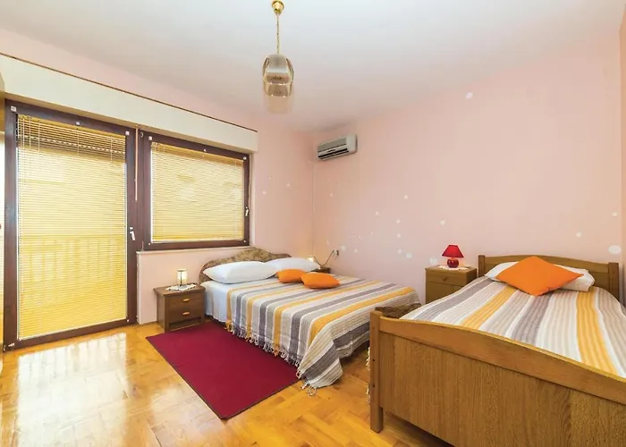 Two-bedroom In Okrug Gornji דירה *