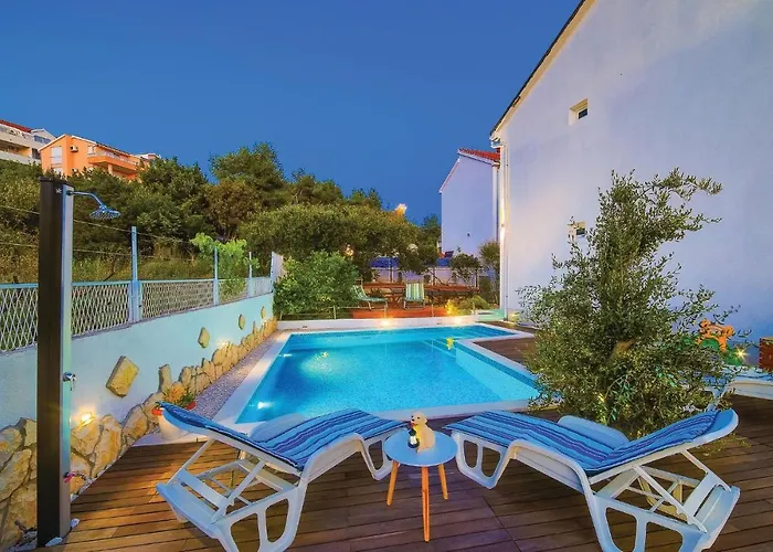 דירה Two-bedroom In Okrug Gornji