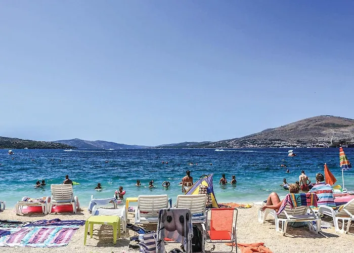 Two-bedroom In Okrug Gornji דירה