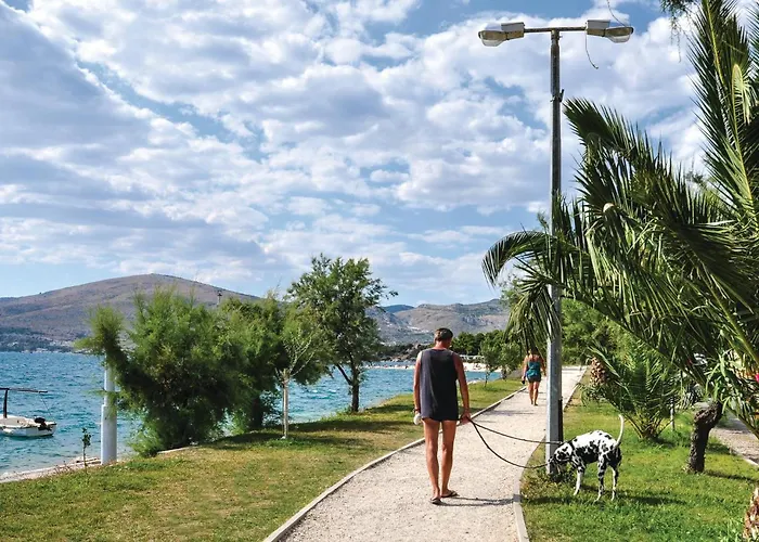 Two-bedroom In Okrug Gornji