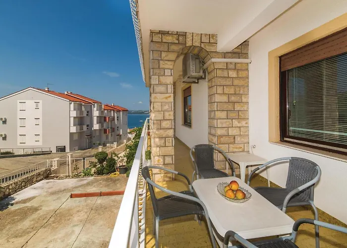 Two-bedroom In Okrug Gornji דירה *