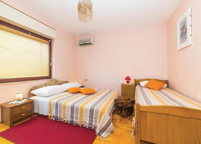 Two-bedroom In Okrug Gornji