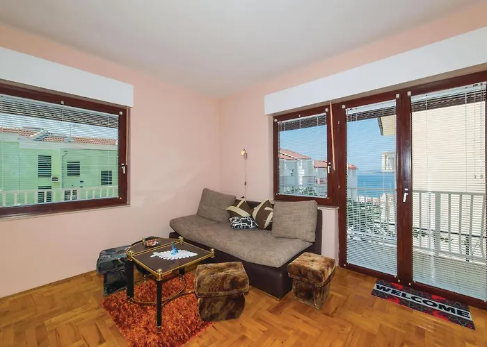 Two-bedroom In Okrug Gornji דירה