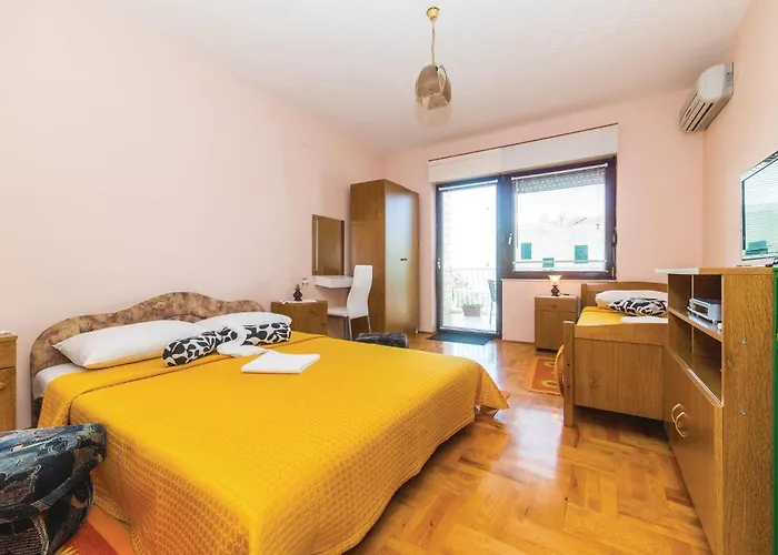 Two-bedroom In Okrug Gornji